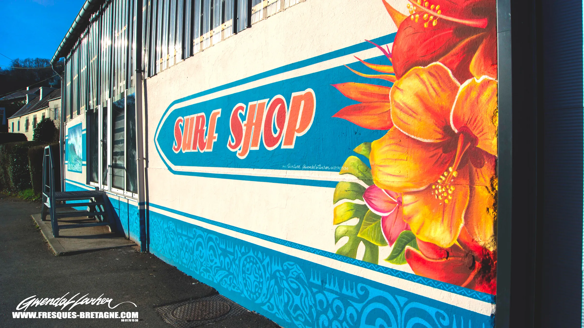 Devanture du surf shop Glaz Sea à Morlaix, motifs polynésiens et fleurs de tiaré